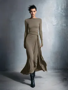 Elegantes taupefarbenes Maxikleid mit U-Boot-Ausschnitt und Taillenknoten-Detail