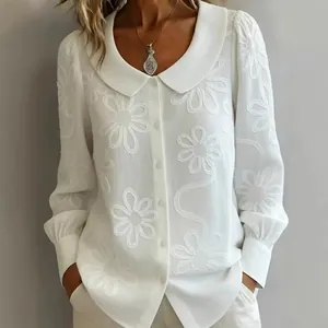 Élégante chemise blanche à manches longues avec broderie florale et col Claudine