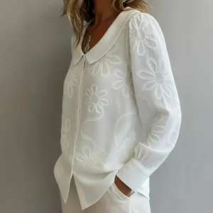 Chemise blanche à manches longues avec broderie florale et col claudine élégant