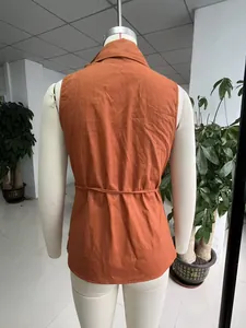 Vue arrière d'une chemise décontractée orange sans manches pour femme avec lien à la taille