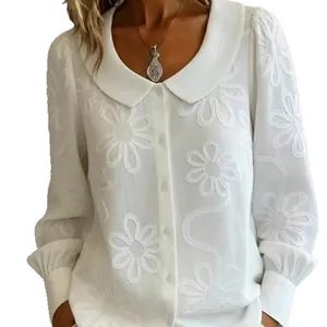 Élégant chemisier blanc à fleurs jacquard avec col Claudine et manches longues chic.