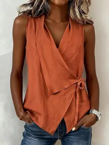 Chemisier cache-cœur orange sans manches élégant avec lien sur le côté pour femme.
