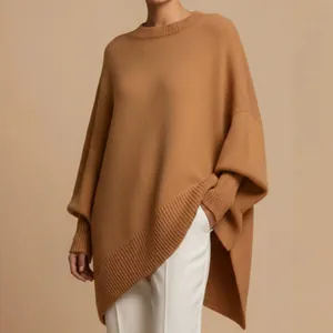 Gemütlicher übergroßer Strickponcho für Damen in Kamelbraun mit asymmetrischem Saum