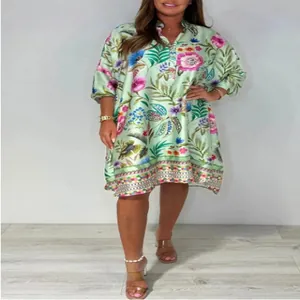 Vue détaillée d'une robe verte claire à col en V avec un imprimé floral éclatant