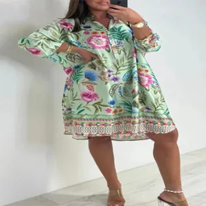 Vue détaillée d'une robe tendance à imprimé floral vert clair avec col en V