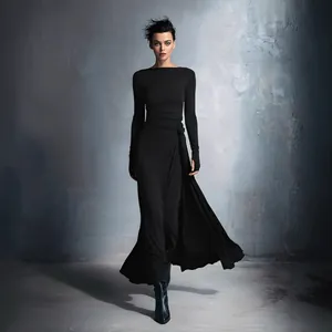 Elegant schwarzes Langarm-Maxikleid mit U-Boot-Ausschnitt und Taillen-Knoten-Detail