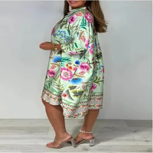 Vue latérale détaillée d'une robe fleurie pour femme avec col en V coloré