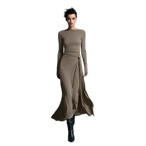 Elegantes taupefarbenes Maxikleid mit langen Ärmeln, U-Boot-Ausschnitt und Knotendetail.