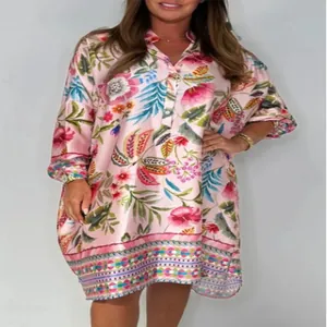 Vue détaillée d'une robe rose pour femme avec des motifs tropicaux de fleurs et de feuilles.