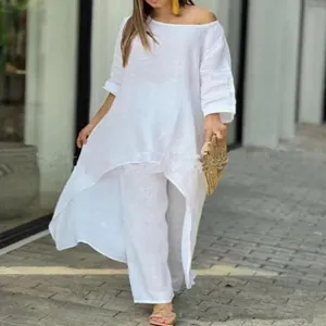Élégant ensemble deux pièces en coton lin blanc avec tunique asymétrique et pantalon large.