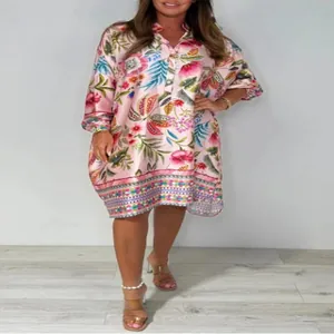 Vue détaillée de la robe rose à col en V avec imprimé floral et motifs tropicaux