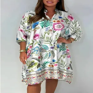 Vue détaillée d'une élégante robe blanche à col en V avec des motifs floraux multicolores.