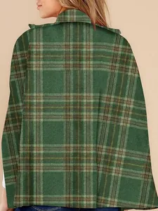 Détail du dos montrant la texture du tissu et le motif à carreaux vert vintage du poncho