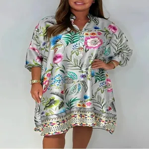 Vue détaillée d'une robe col en V élégante pour femme avec imprimé floral multicolore