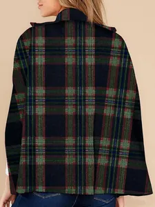 Vue arrière d'une cape d'hiver vintage à carreaux avec motif écossais vert et rouge.