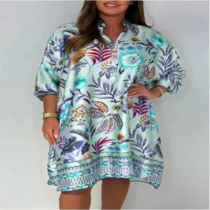 Vue détaillée d'une robe fleurie à col en V pour femme en vert menthe printanier.