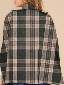 Vue arrière d'une cape d'hiver rétro à carreaux roses et gris, style vintage
