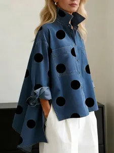 Seitenansicht der blauen Denim-Optik Bluse mit großen schwarzen Punkten und Stehkragen