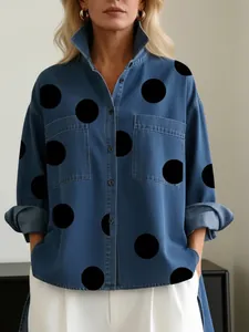 Detail eines Denim-Look-Hemdes mit Stehkragen und großen schwarzen Polka-Dot-Prints.