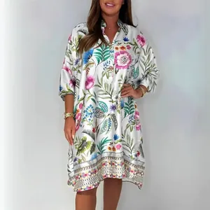 Robe mi-longue tendance à col en V et imprimé floral pour femme au printemps été.