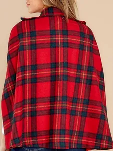 Vue arrière détaillée d'une cape d'hiver vintage à carreaux rouge et vert pour femme.
