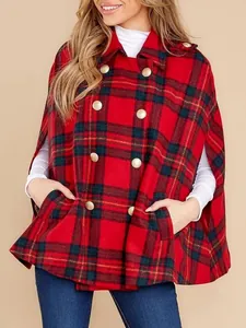 Vue détaillée d'une cape à carreaux rouge vintage avec d'élégants boutons dorés