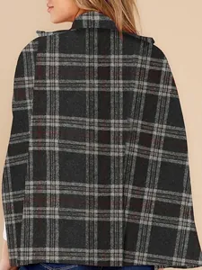 Vue arrière détaillée d'une cape d'hiver vintage à carreaux gris et noir pour femme