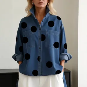 Camisa estilo denim con grandes lunares negros y cuello alto para mujer.
