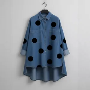 Camisa larga estilo denim para mujer con lunares negros y dobladillo asimétrico