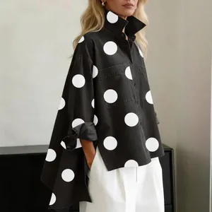 Camisa oversize de imitación vaquera negra con grandes lunares blancos y cuello mao