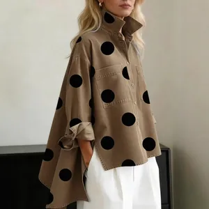 Camisa casual marrón de cuello alto con lunares negros grandes y corte holgado