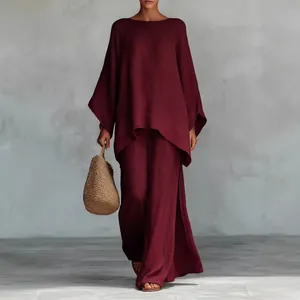 Elegante conjunto de camisa holgada y pantalones de pierna ancha granate para mujer