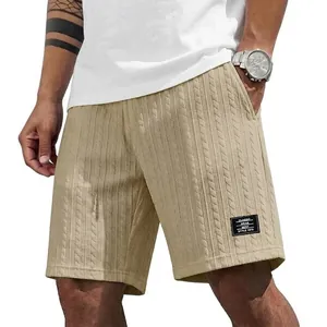 Lässige khakifarbene Herren-Badeshorts mit Zopfmuster-Struktur und Klassik-Label