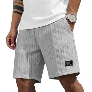 Graue Herren-Freizeit-Strandshorts mit Zopfmuster-Struktur und klassischem Label-Detail.