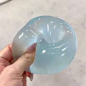 Nahaufnahme des lichtblauen, durchscheinenden Malzucker-Anti-Stress-Balls in der Hand