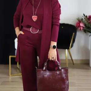 Elegante conjunto de 3 piezas burdeos con cárdigan largo y pantalón de pierna ancha