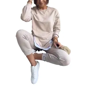 Lässiges zweiteiliges Trainingsanzug-Set mit Lagen-Sweatshirt und Jogginghose in Beige