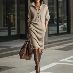 Elegante vestido de punto midi caqui con cuello de solapa y botones de corte holgado