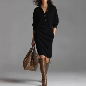 Elegante vestido midi de punto negro con cuello y botones para el otoño