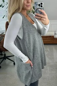 Detailansicht eines grauen Strick-Wester-Pullovers mit V-Ausschnitt, Tasche und Textur