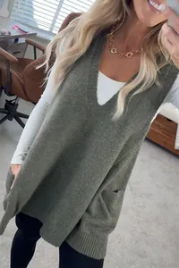 Detailansicht einer moosgrünen Strickweste mit V-Ausschnitt und zwei Seitentaschen.