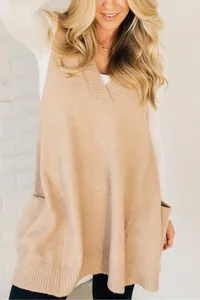 Detailaufnahme des gerippten V-Ausschnitts und der Taschen eines beigen Strickpullovers