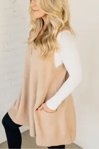 Seitenansicht einer beigen Strickweste mit V-Ausschnitt und praktischem Taschendetail