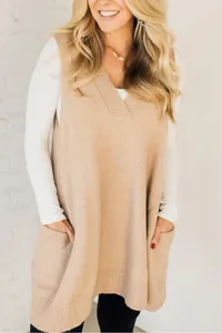Detailansicht einer beigen Damen-Strickweste mit V-Ausschnitt und praktischen Taschen.