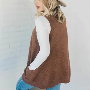 Eleganter brauner Strick-V-Ausschnitt-Weste mit Taschen für herbstliches und winterliches Layering