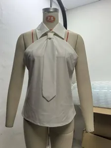 Vista dettagliata di un gilet bianco all'americana con colletto a camicia e cravatta