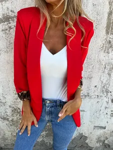 Elegante chaqueta blazer roja para mujer con detalles de puños en estampado leopardo