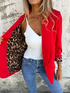 Detalle de chaqueta roja de moda con un elegante forro interior con estampado de leopardo