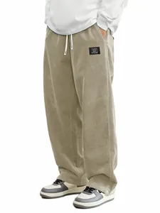 Gros plan détaillé du pantalon en velours côtelé kaki avec taille à cordon serrage