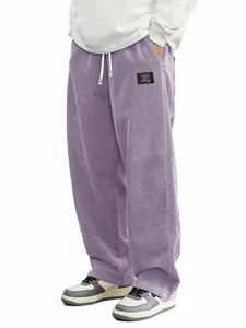 Détail du pantalon en velours côtelé violet pour homme, coupe ample avec cordon serrage